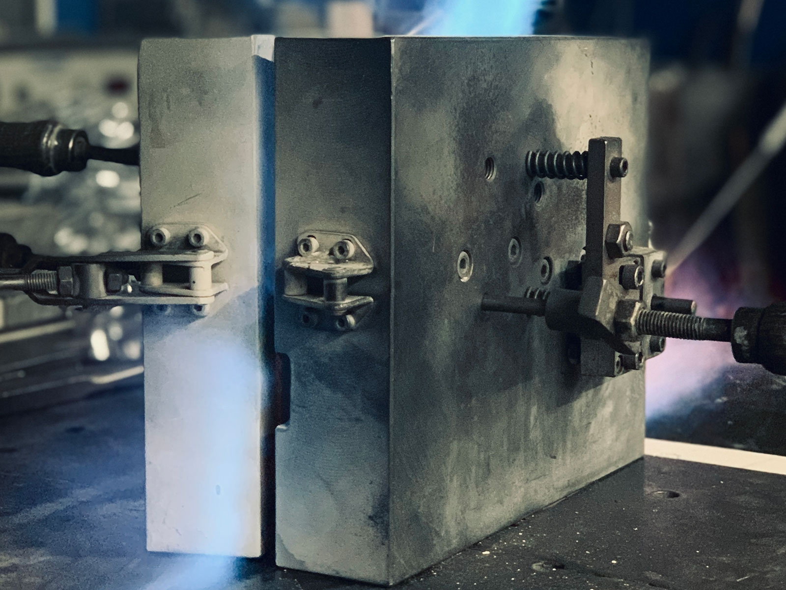 Aluminiumgussteile werden durch moderne CNC-Maschinen bearbeitet